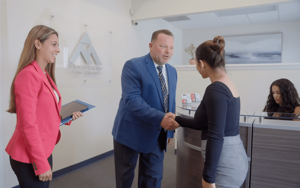 Abogado de accidente Rick Martindale estrechando la mano del cliente