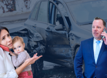Abogado Rick Martindale hablando por teléfono con una madre y un niño asustados después de un accidente de coche