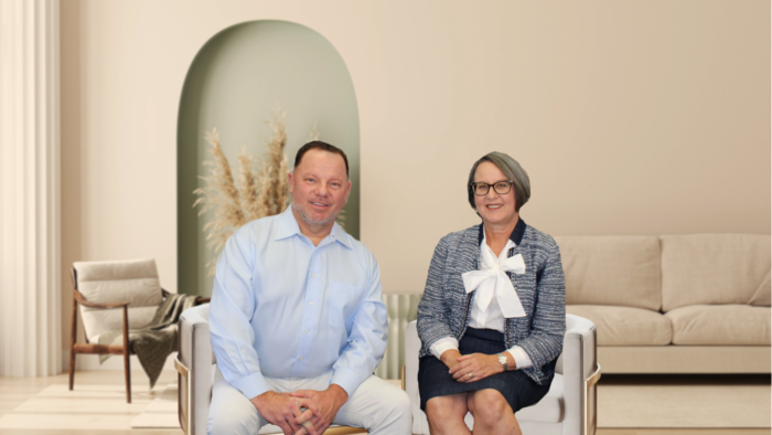 Abogados Rick Martindale Y Caroline Cranton Los abogados Rick Martindale y Caroline Cranton sentados uno al lado del otro en sillas.